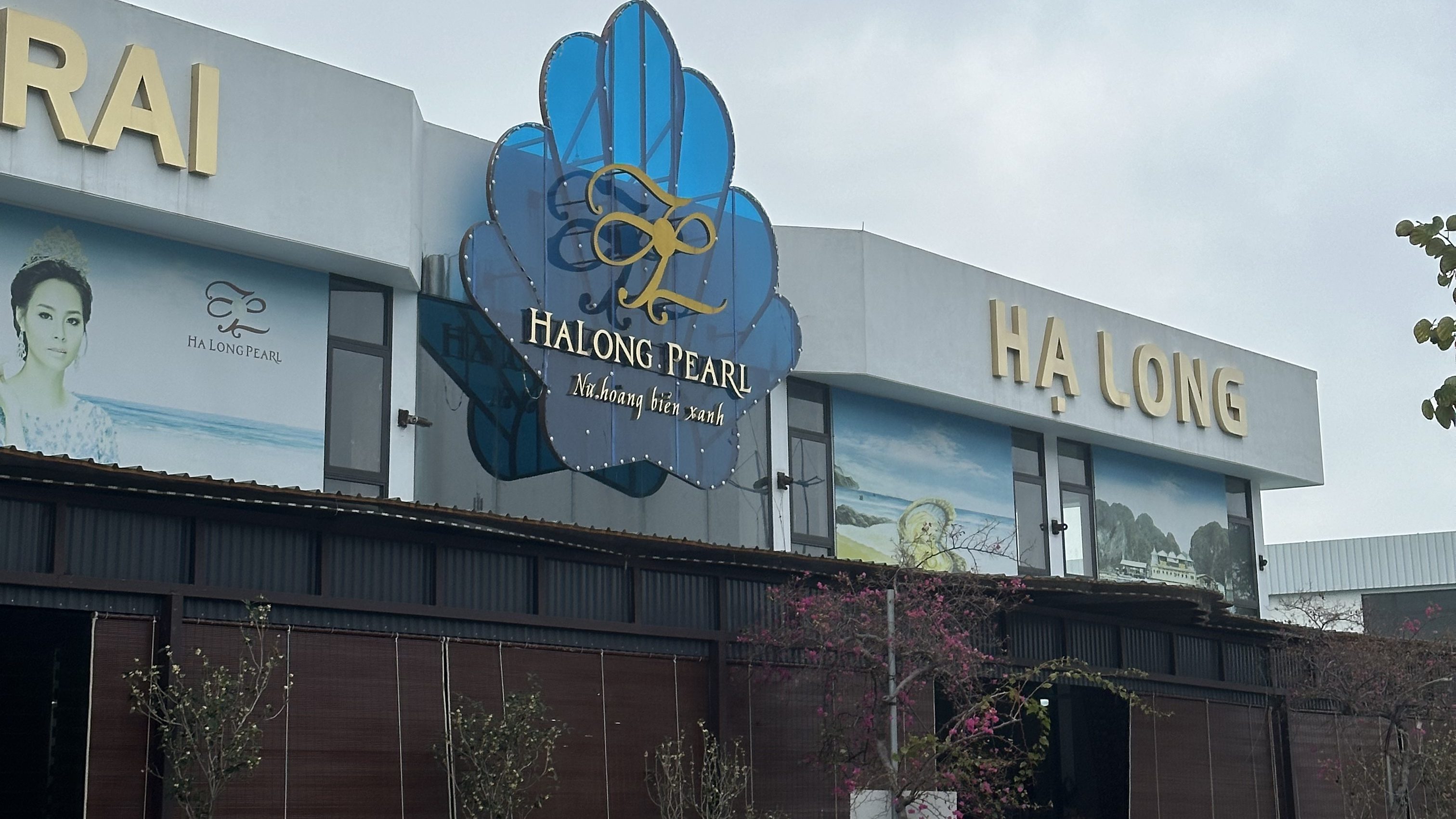 A stunning view of the entrance to Ha Long Bay Pearl, featuring its elegant façade.